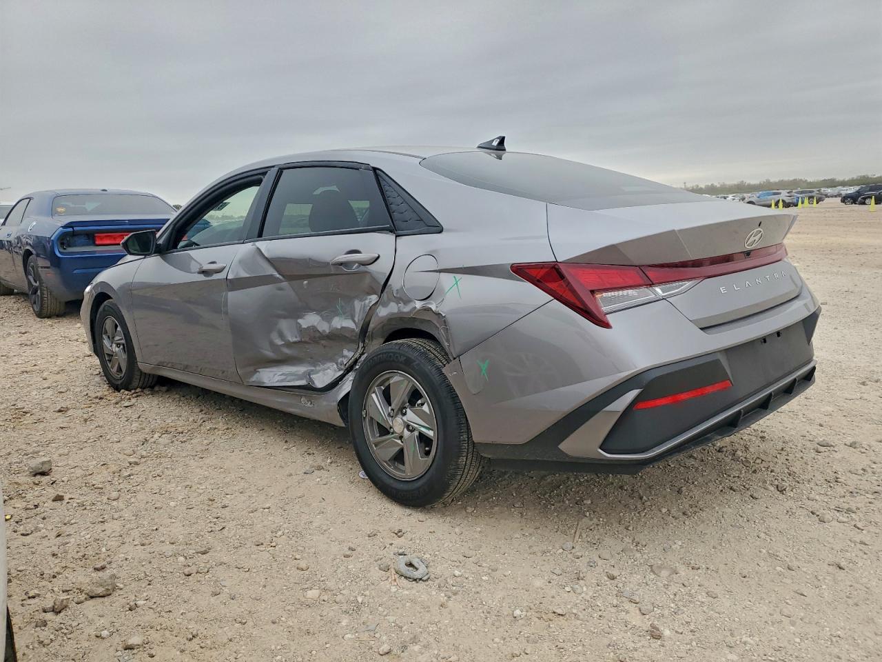 2025 HYUNDAI ELANTRA SE photo 2