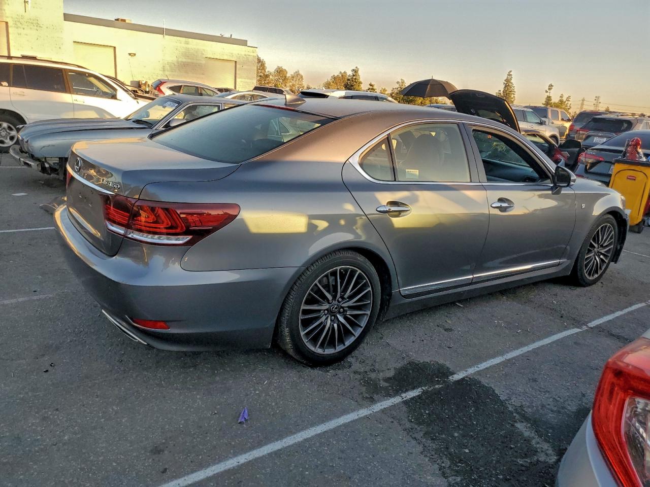 2014 LEXUS LS 460 photo 3