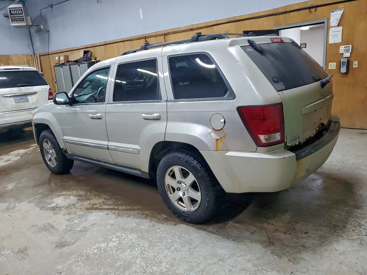 2010 JEEP GRAND CHEROKEE LAREDO photo 4