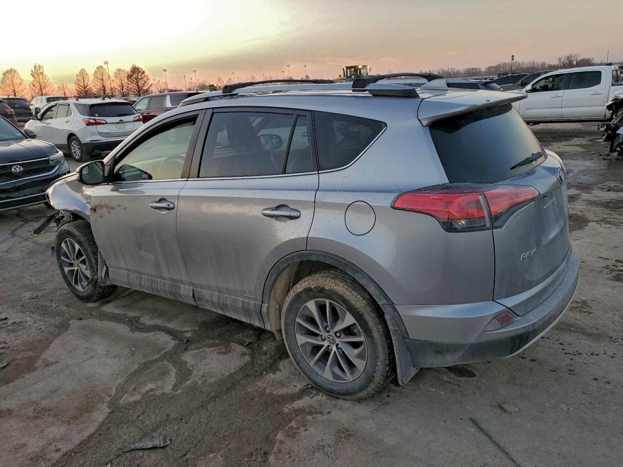 2018 TOYOTA RAV4 HV LE photo 4