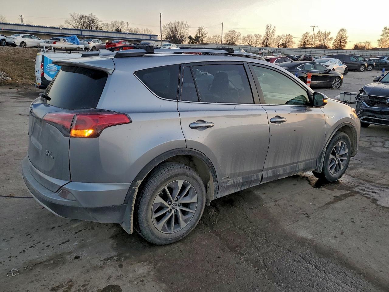 2018 TOYOTA RAV4 HV LE photo 7