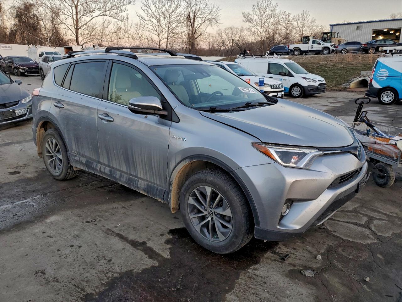 2018 TOYOTA RAV4 HV LE photo 10