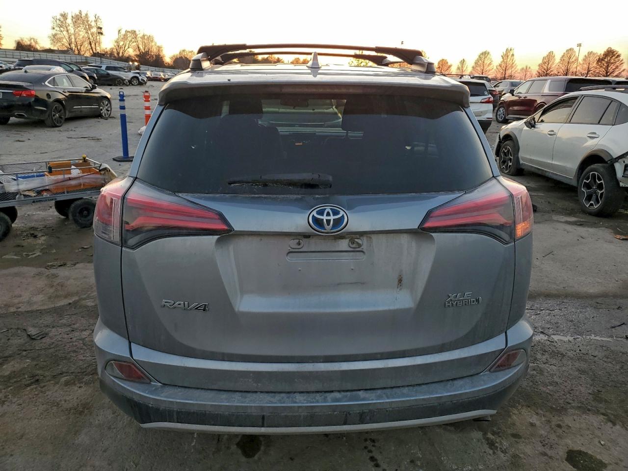 2018 TOYOTA RAV4 HV LE photo 16