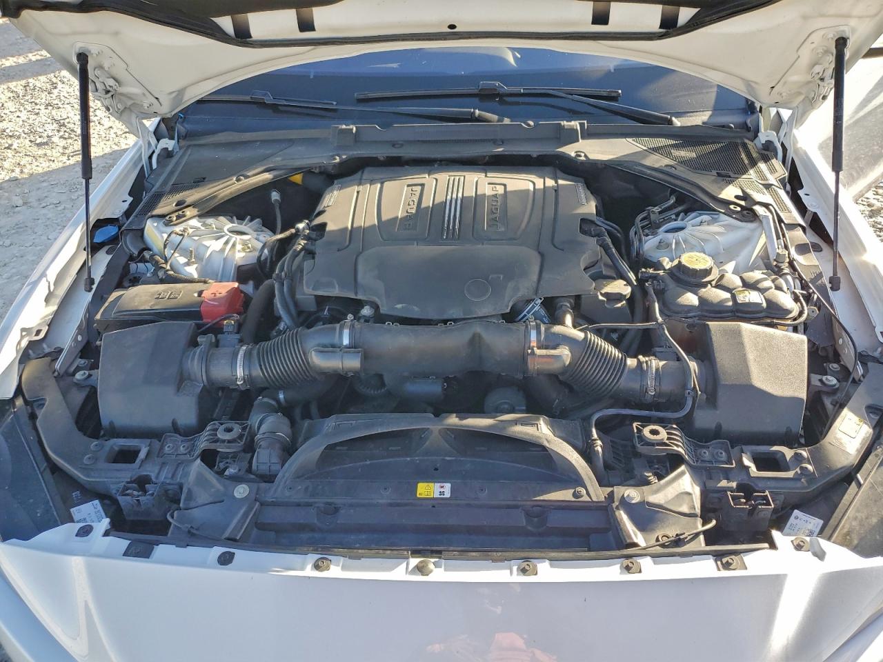 2017 JAGUAR XE PREMIUM photo 21