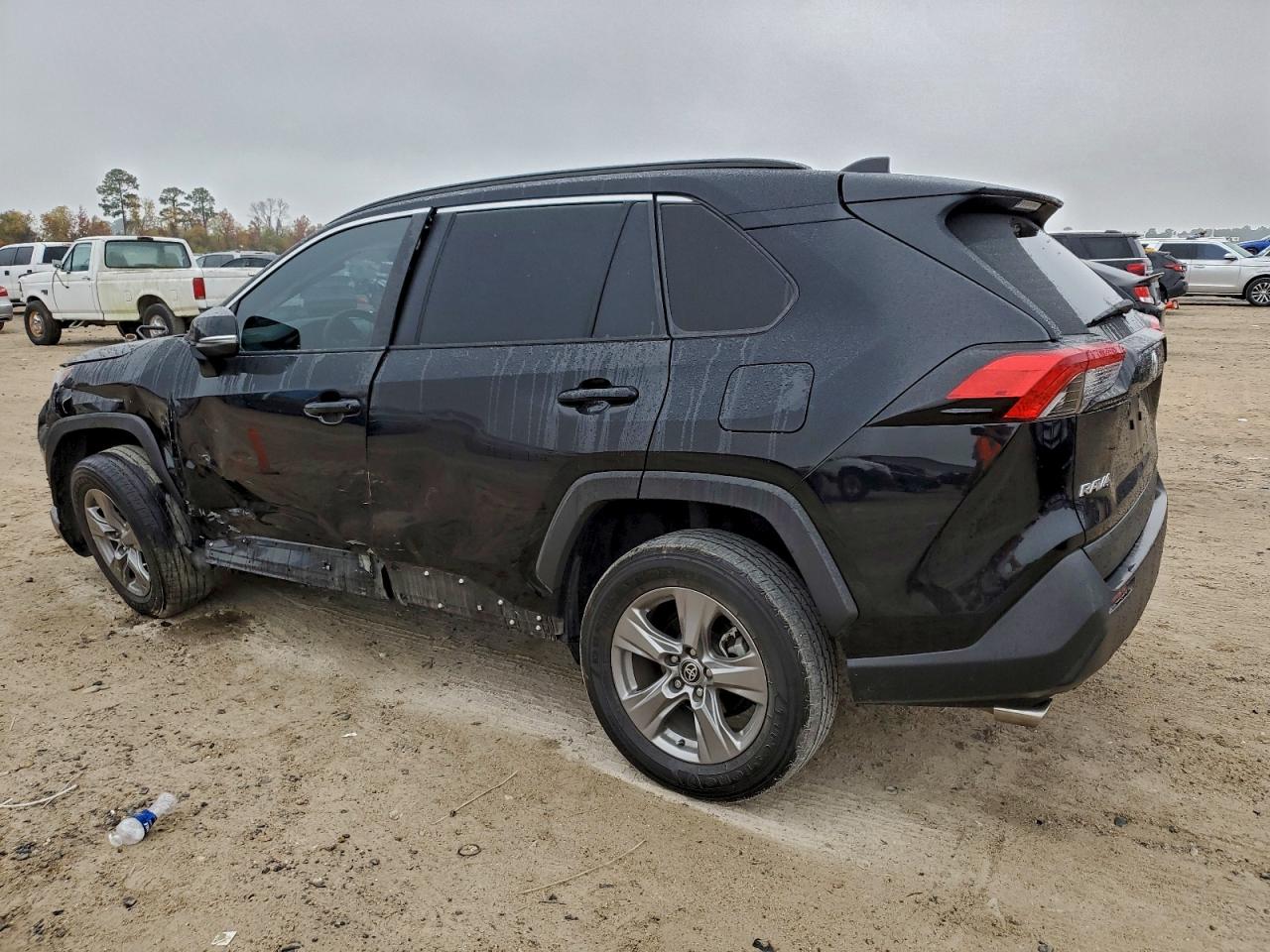 2024 TOYOTA RAV4 XLE photo 4