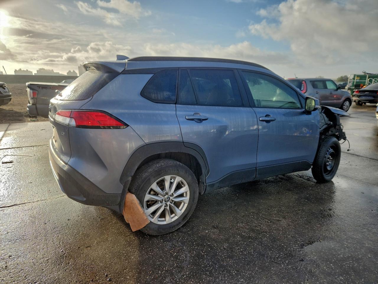 2022 TOYOTA COROLLA CROSS LE photo 3