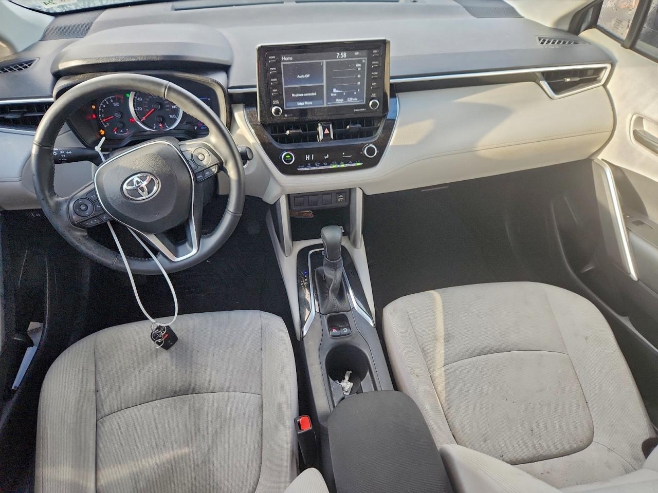 2022 TOYOTA COROLLA CROSS LE photo 8