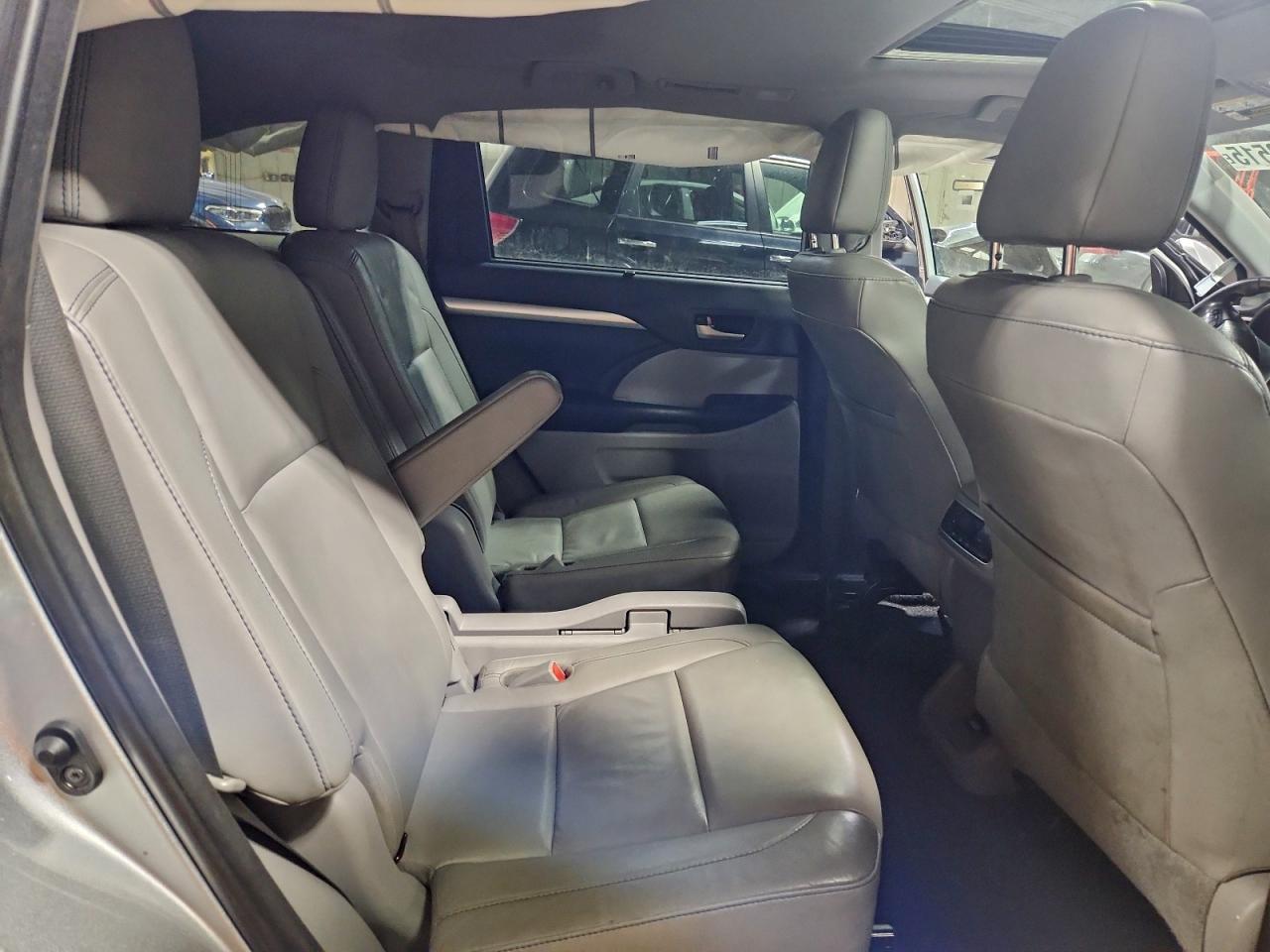 2018 TOYOTA HIGHLANDER SE photo 11