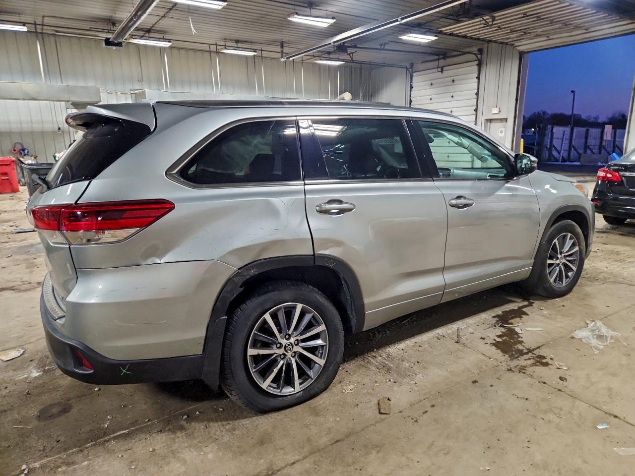 2018 TOYOTA HIGHLANDER SE photo 3