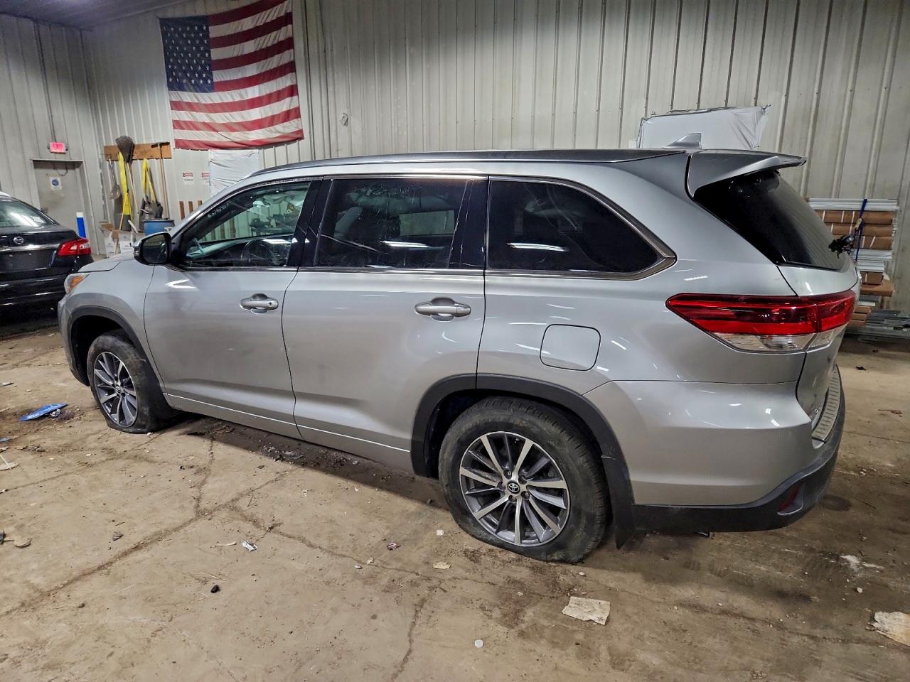 2018 TOYOTA HIGHLANDER SE photo 2