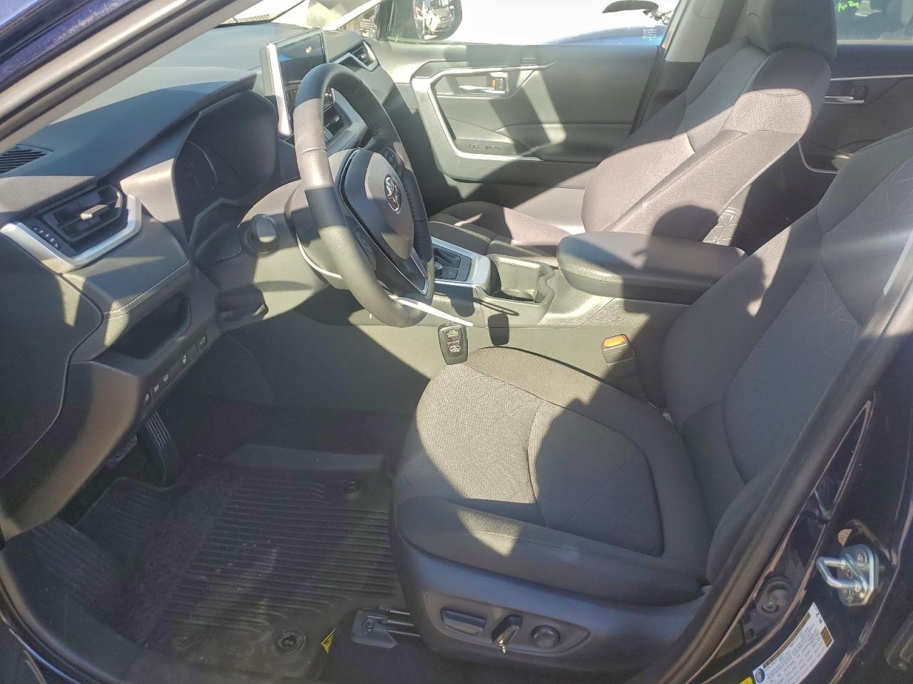 2025 TOYOTA RAV4 XLE photo 7