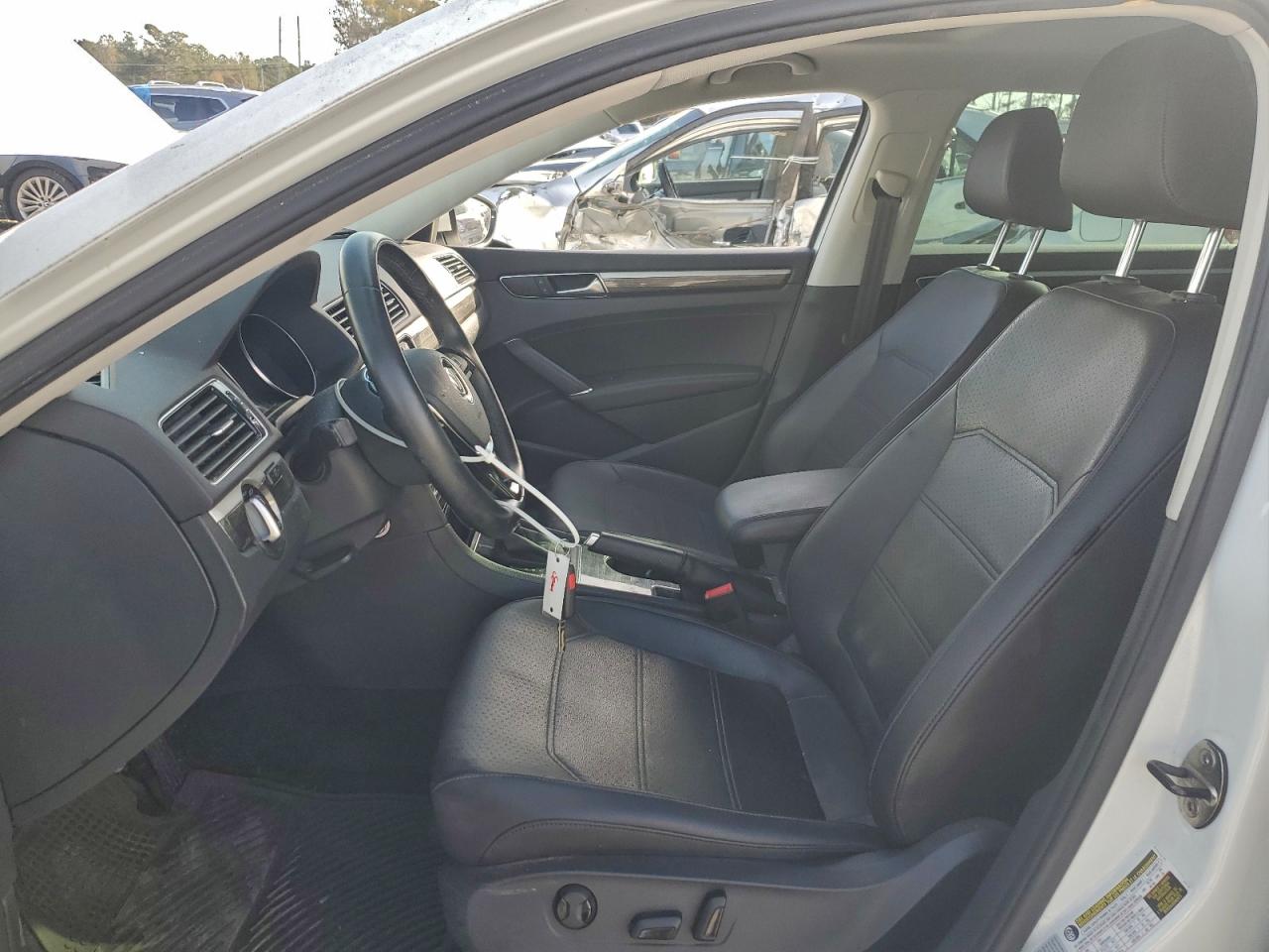 2017 VOLKSWAGEN PASSAT SE photo 19
