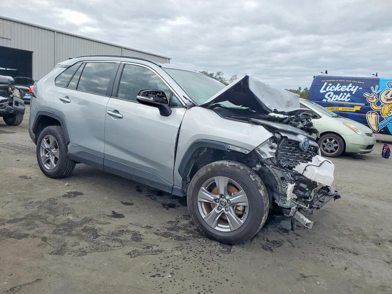 2022 TOYOTA RAV4 XLE photo 4