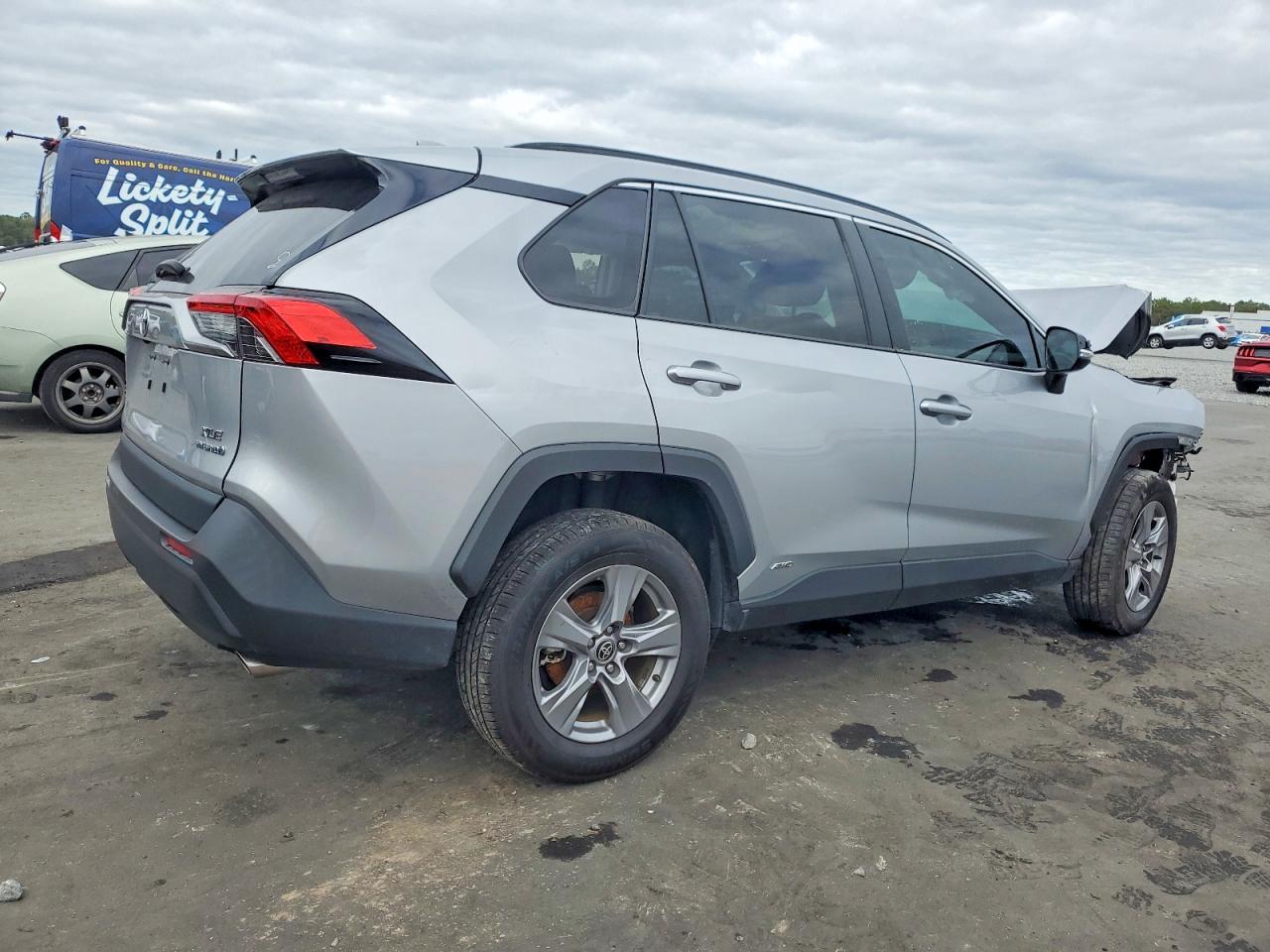 2022 TOYOTA RAV4 XLE photo 3
