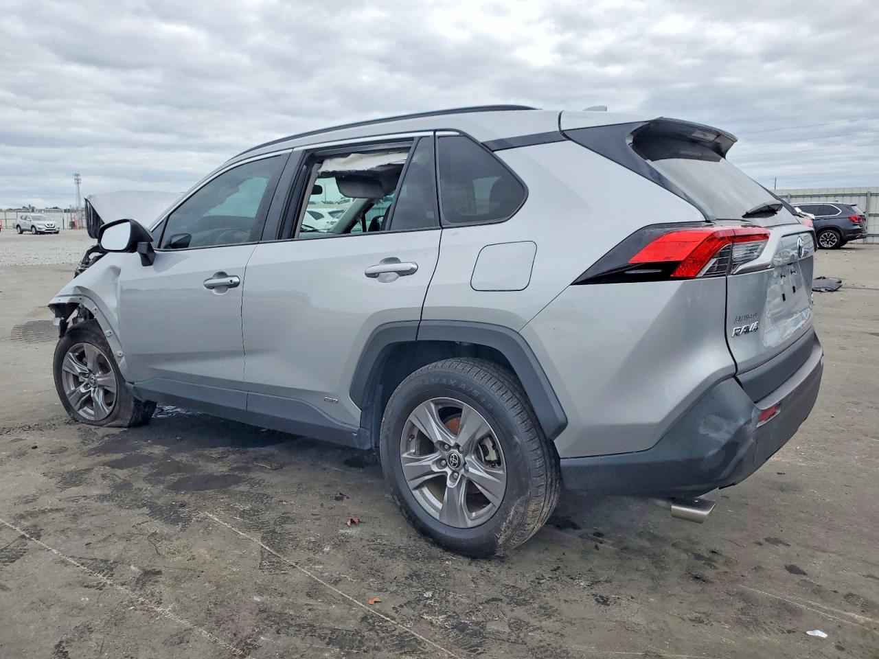 2022 TOYOTA RAV4 XLE photo 2
