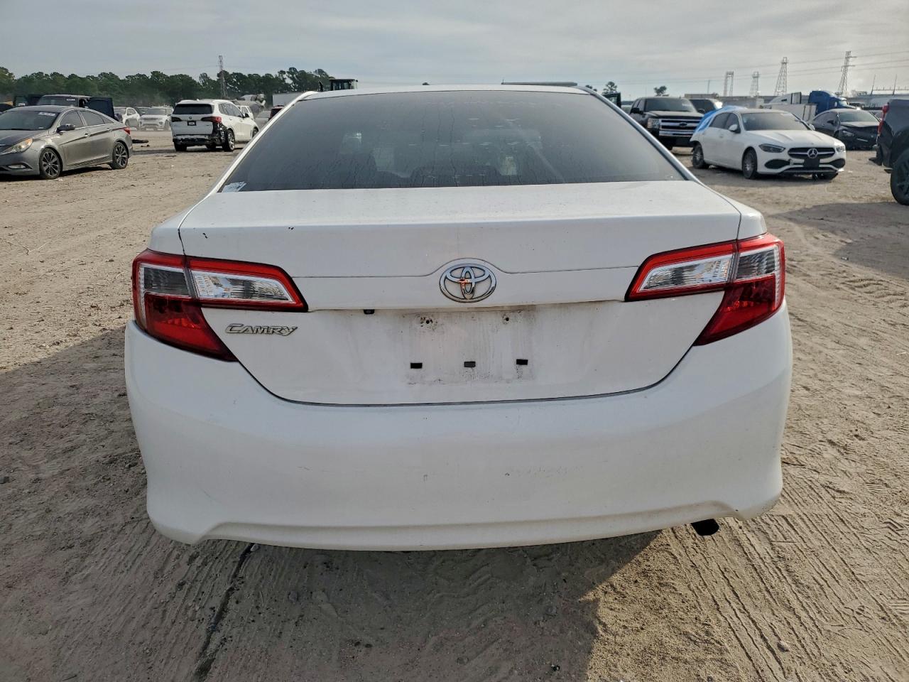 2014 TOYOTA CAMRY L photo 11