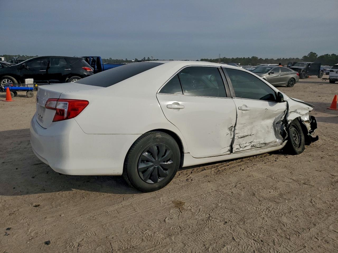 2014 TOYOTA CAMRY L photo 5