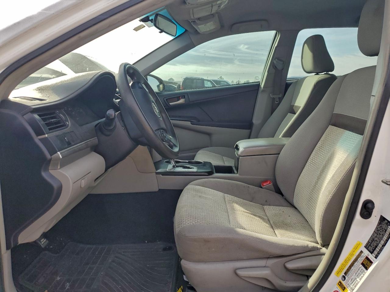2014 TOYOTA CAMRY L photo 13