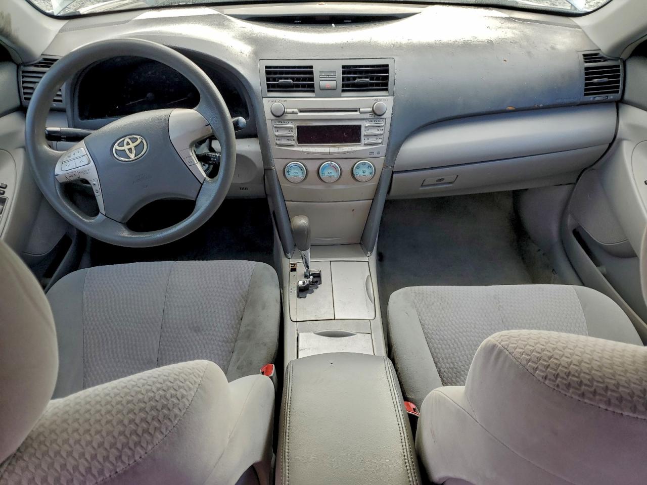 2010 TOYOTA CAMRY LE photo 8