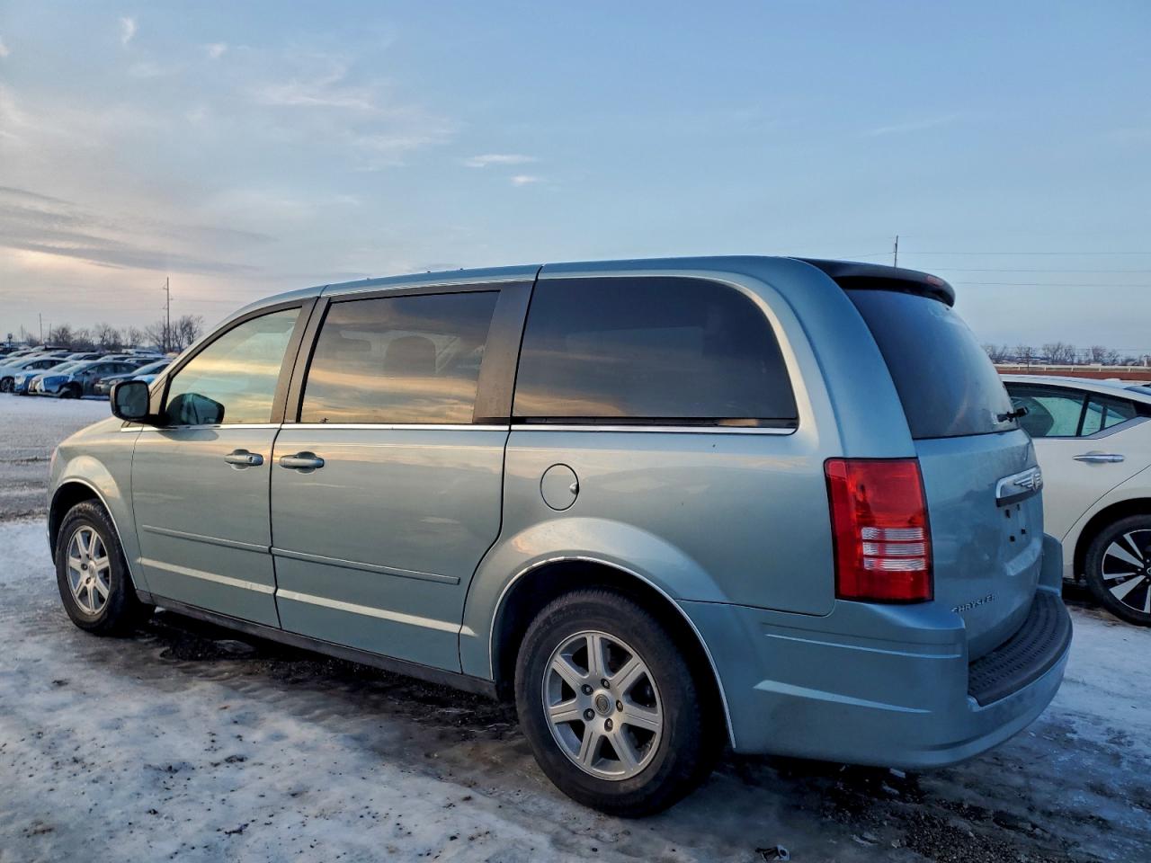 2010 CHRYSLER TOWN & COUNTRY LX photo 3