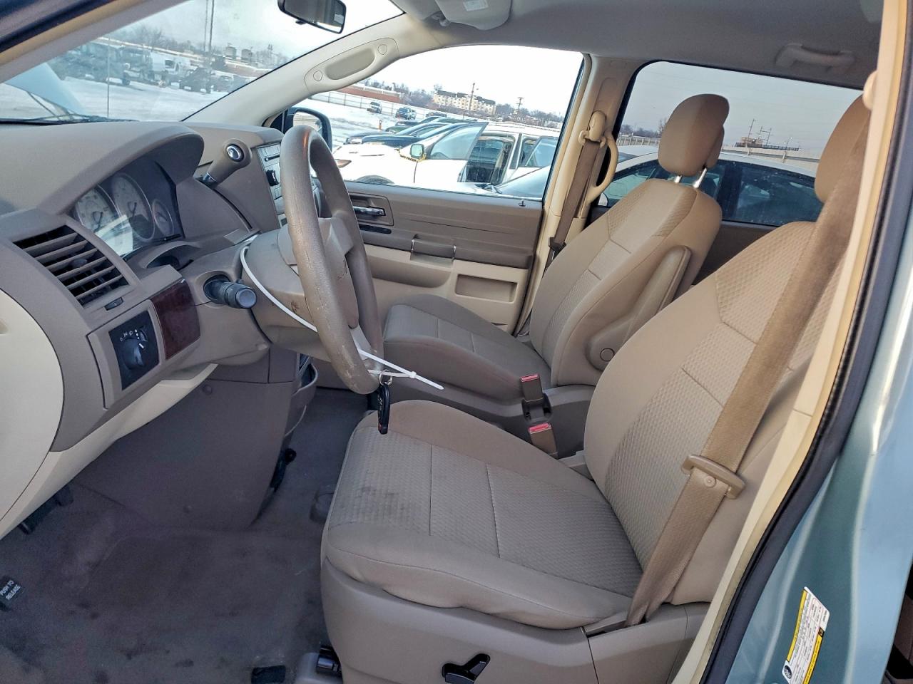 2010 CHRYSLER TOWN & COUNTRY LX photo 13