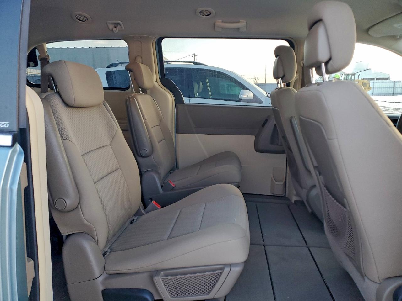 2010 CHRYSLER TOWN & COUNTRY LX photo 21