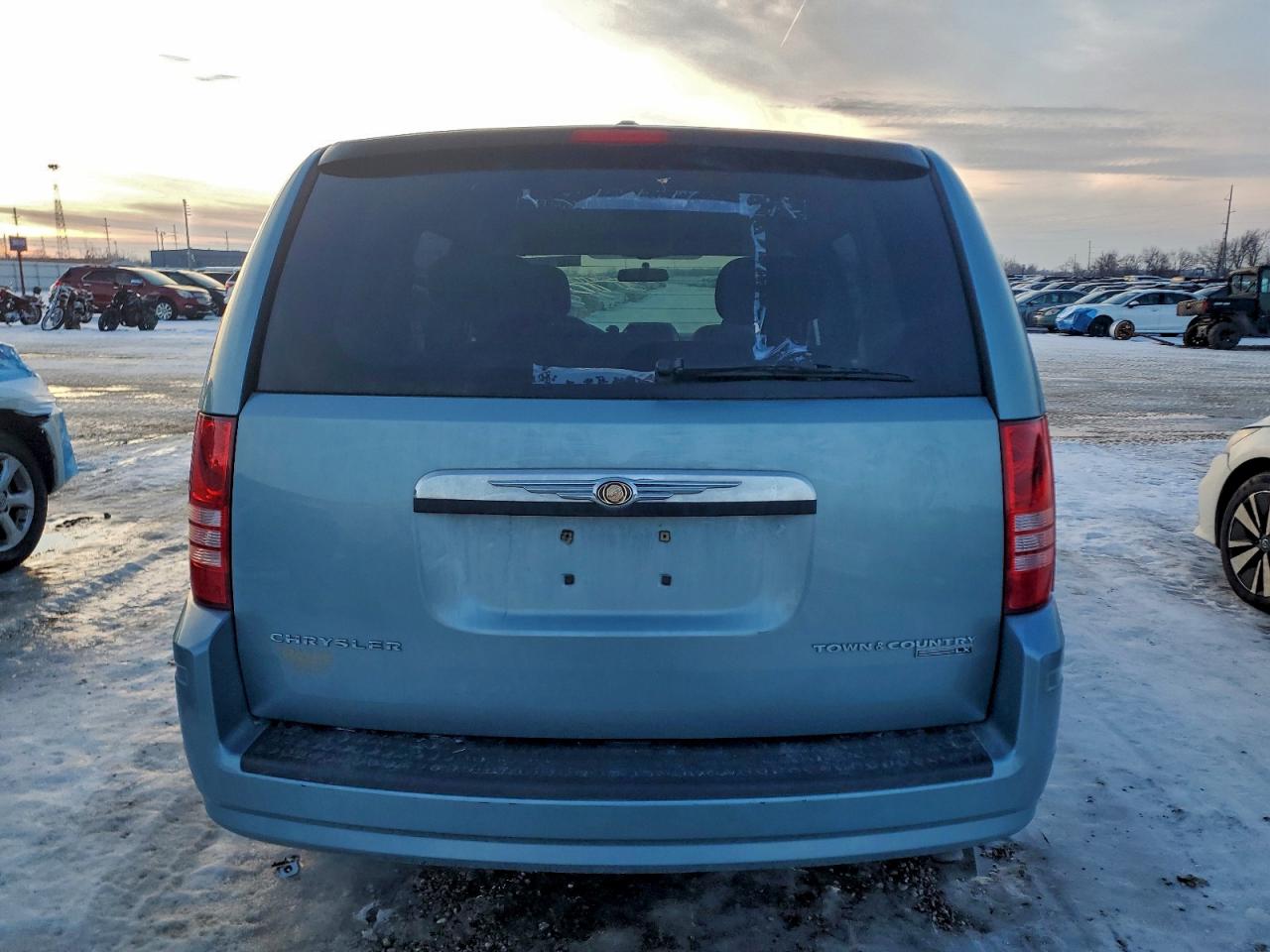 2010 CHRYSLER TOWN & COUNTRY LX photo 11