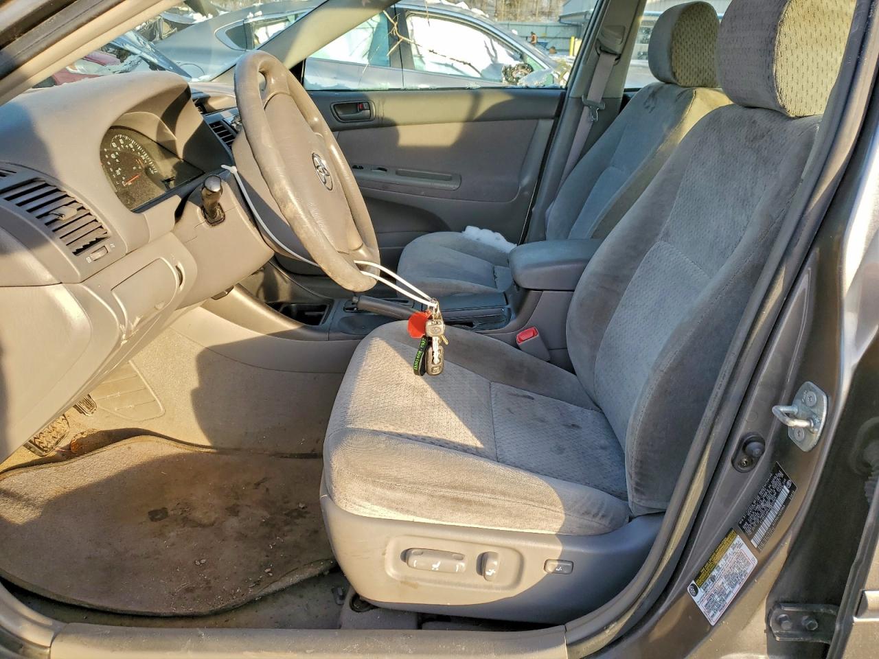 2004 TOYOTA CAMRY LE photo 13