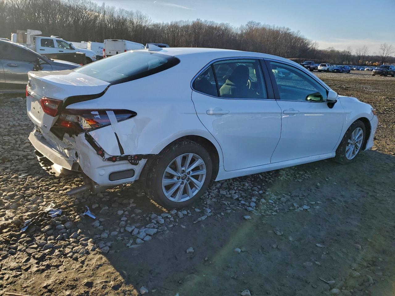 2022 TOYOTA CAMRY LE photo 3