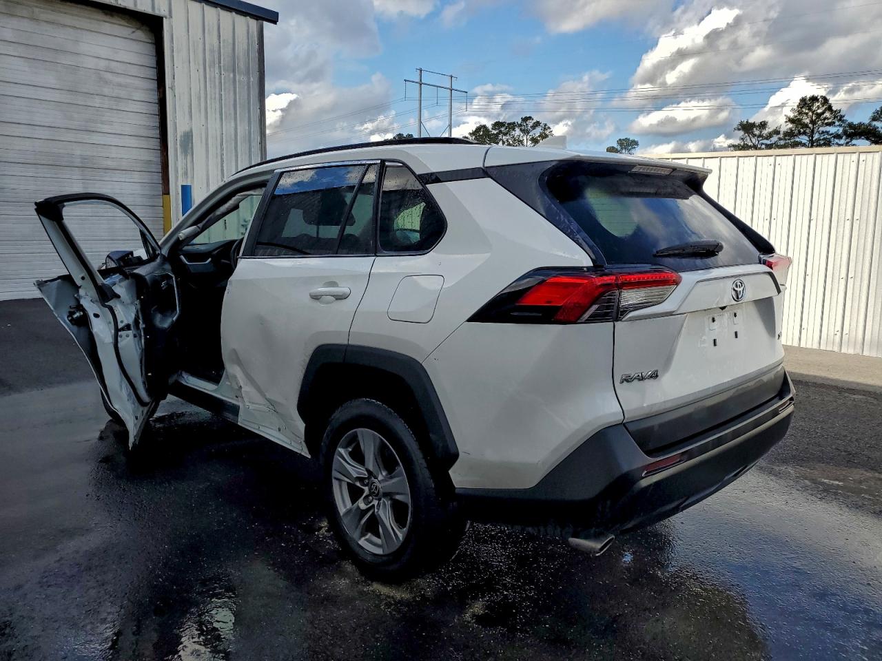 2024 TOYOTA RAV4 XLE photo 4