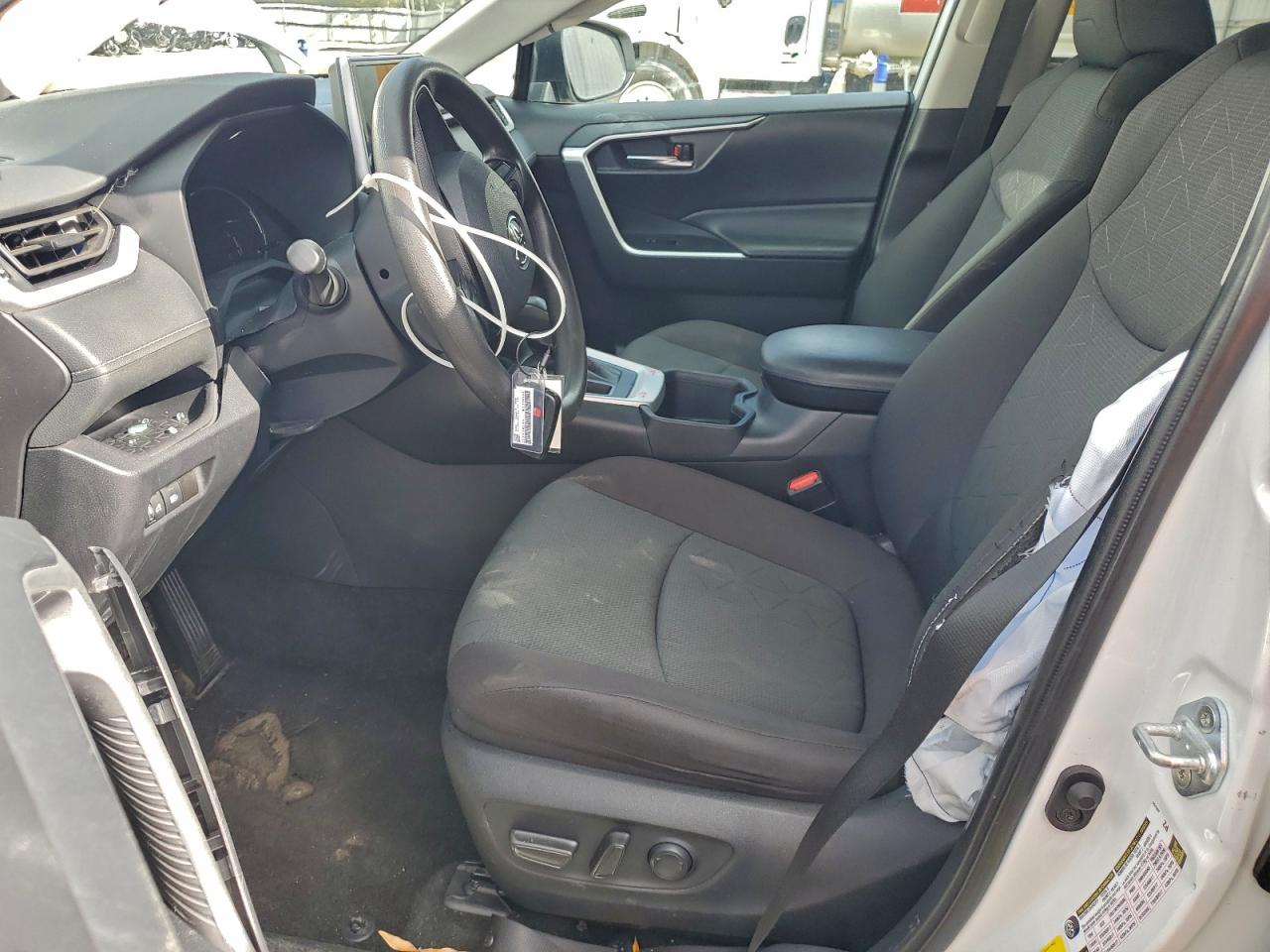 2024 TOYOTA RAV4 XLE photo 19