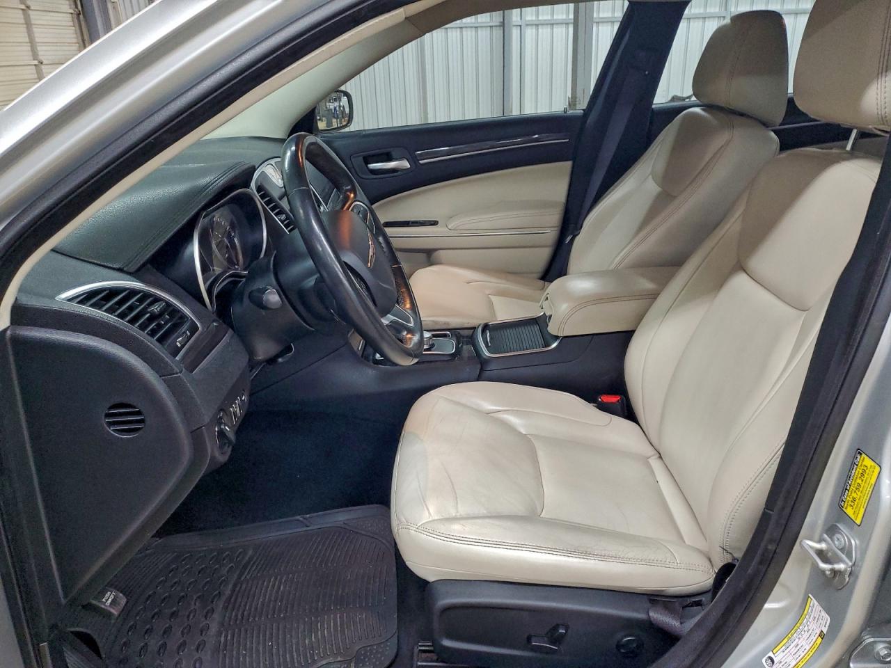 2019 CHRYSLER 300 TOURING photo 19