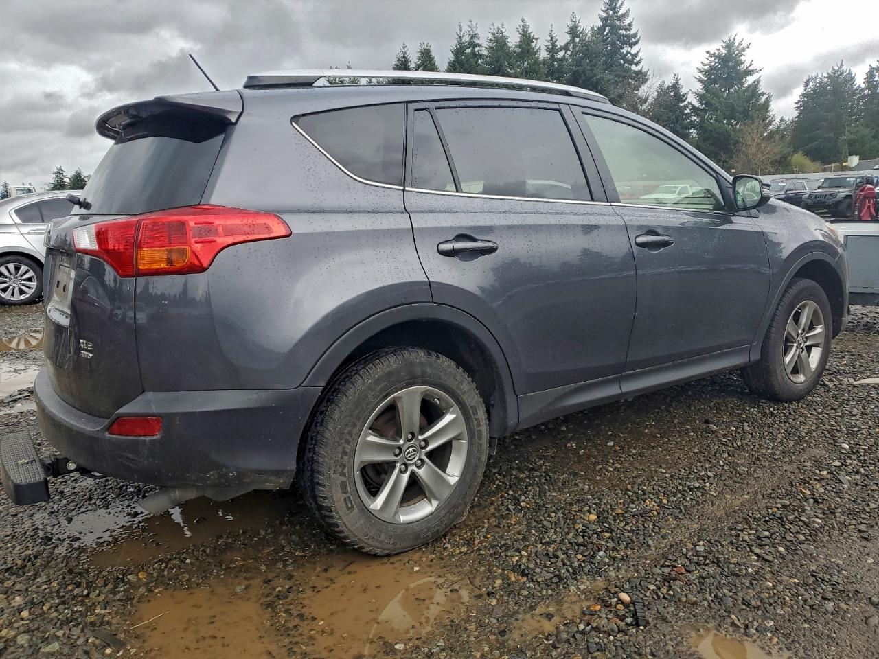 2015 TOYOTA RAV4 XLE photo 5