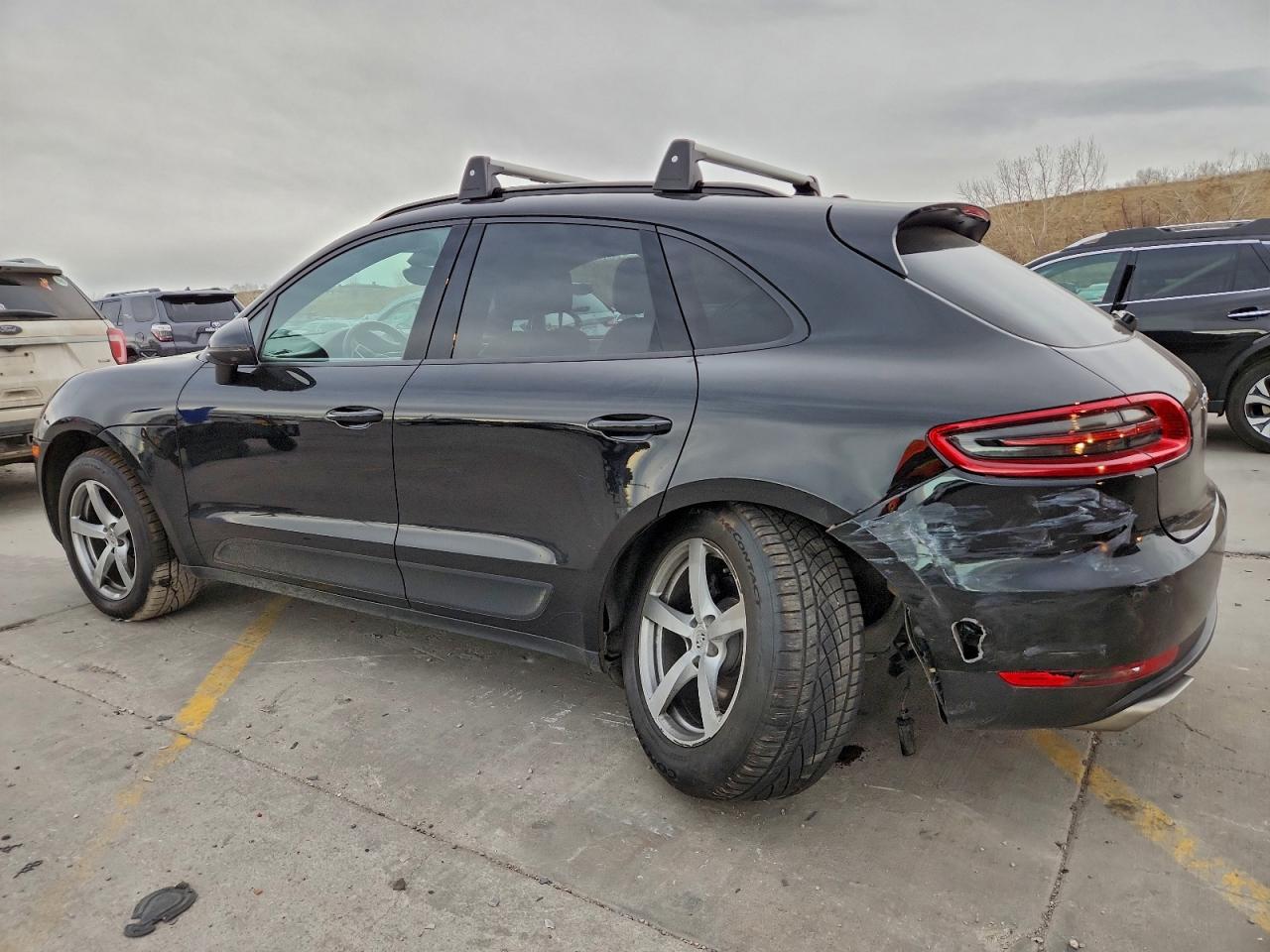 2017 PORSCHE MACAN photo 2