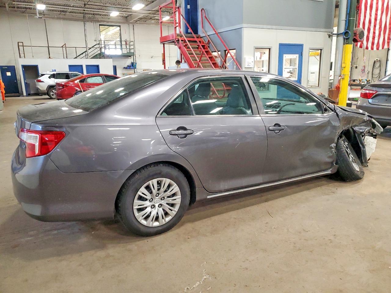 2014 TOYOTA CAMRY L photo 5