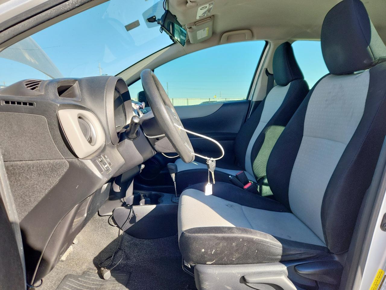 2012 TOYOTA YARIS 5-DOOR LE photo 13