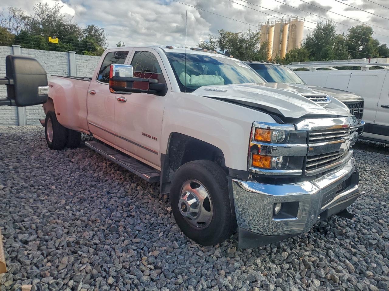 2019 CHEVROLET SILVERADO K3500 LTZ photo 4