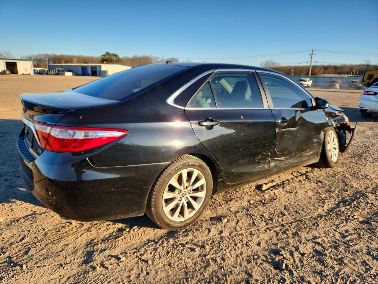 2016 TOYOTA CAMRY LE photo 3