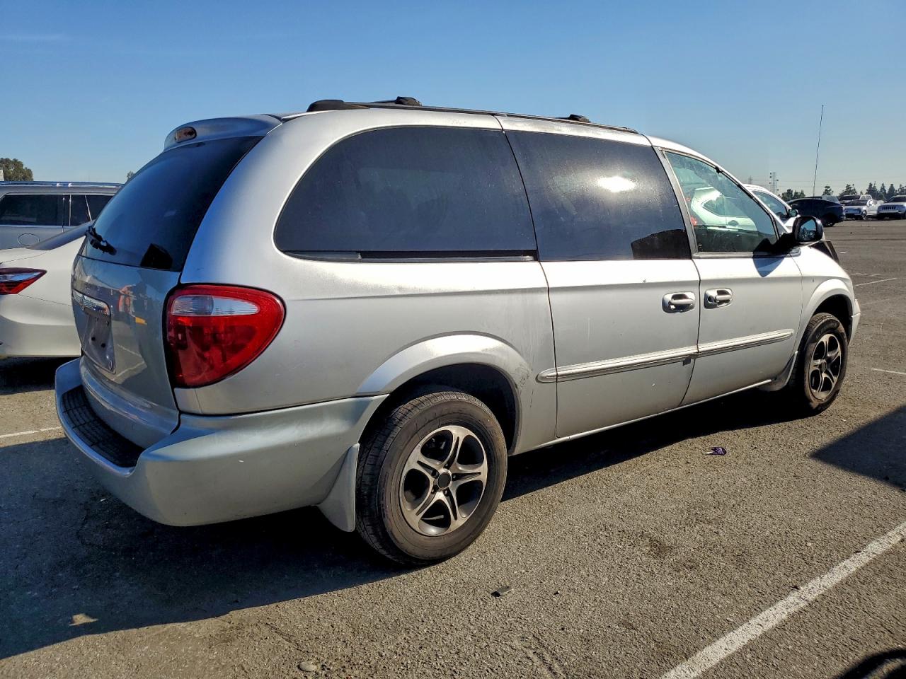 2002 CHRYSLER TOWN & COUNTRY LX photo 7