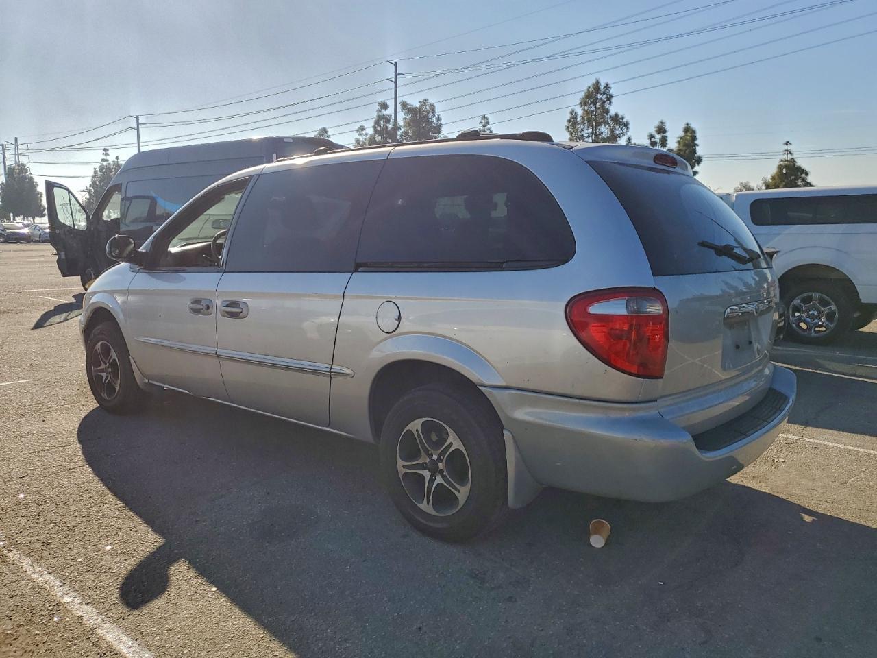 2002 CHRYSLER TOWN & COUNTRY LX photo 4