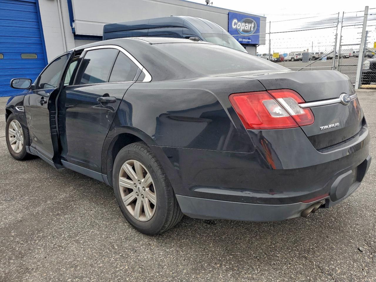 2012 FORD TAURUS SE photo 2