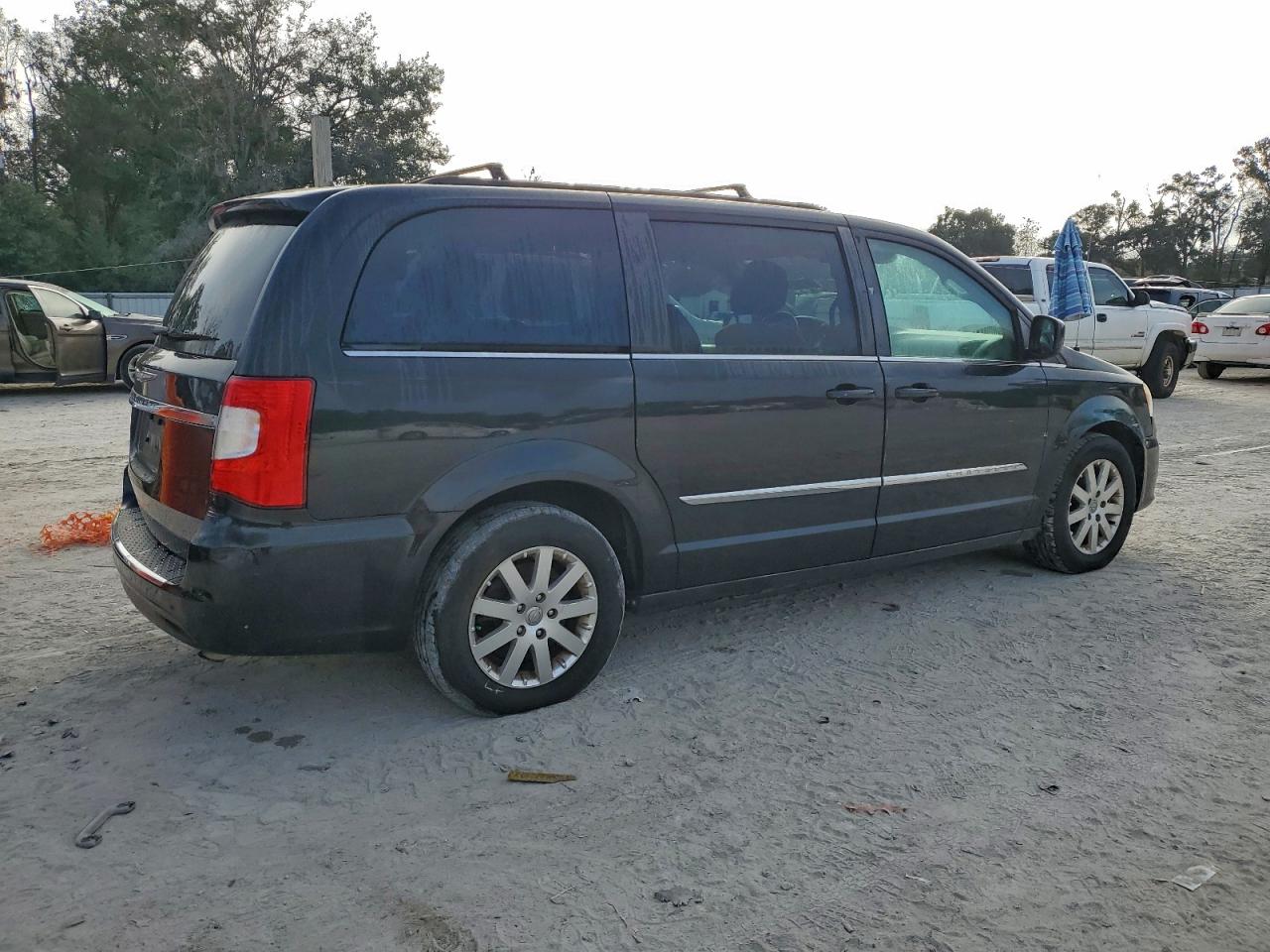2015 CHRYSLER TOWN & COUNTRY TOURING photo 5