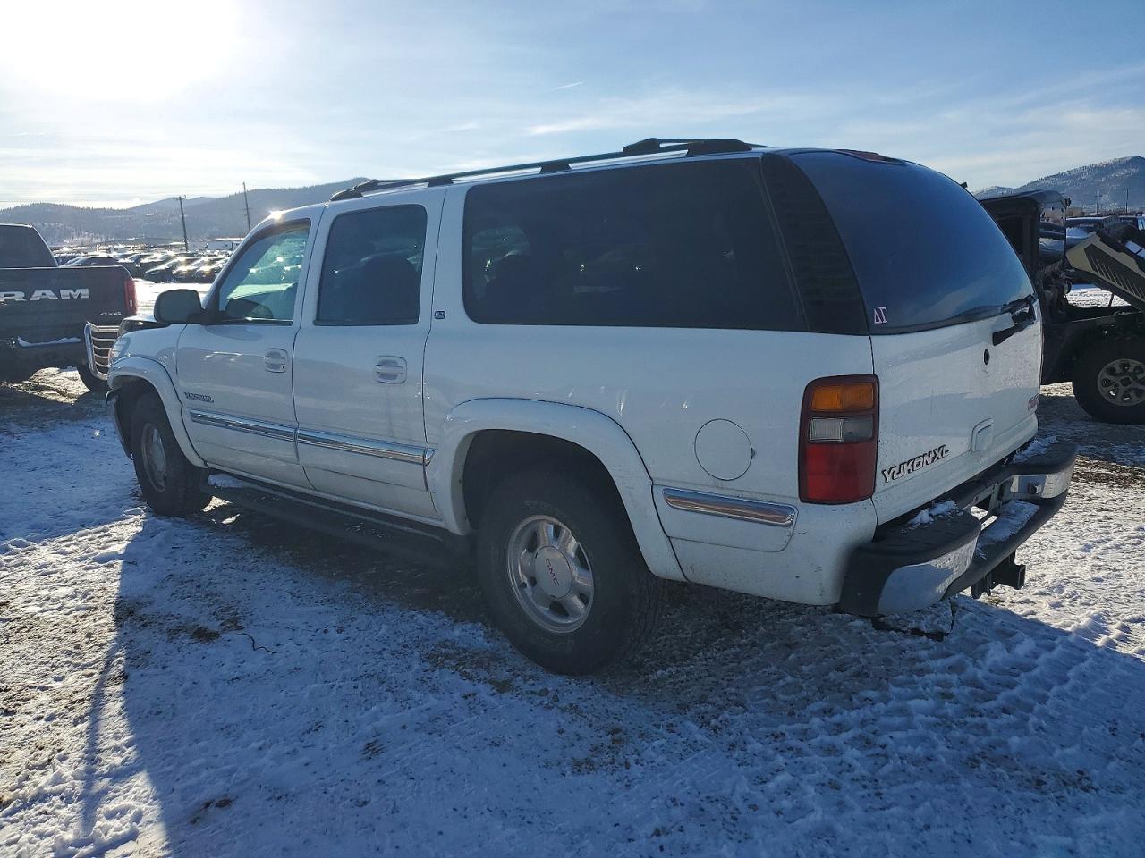 2002 GMC YUKON XL K1500 photo 2