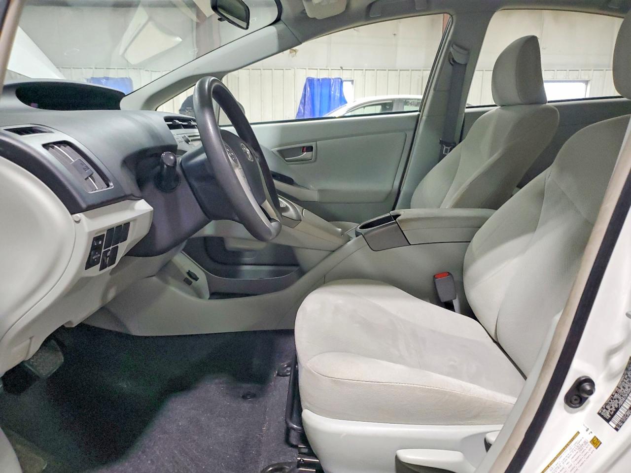 2015 TOYOTA PRIUS TWO photo 7