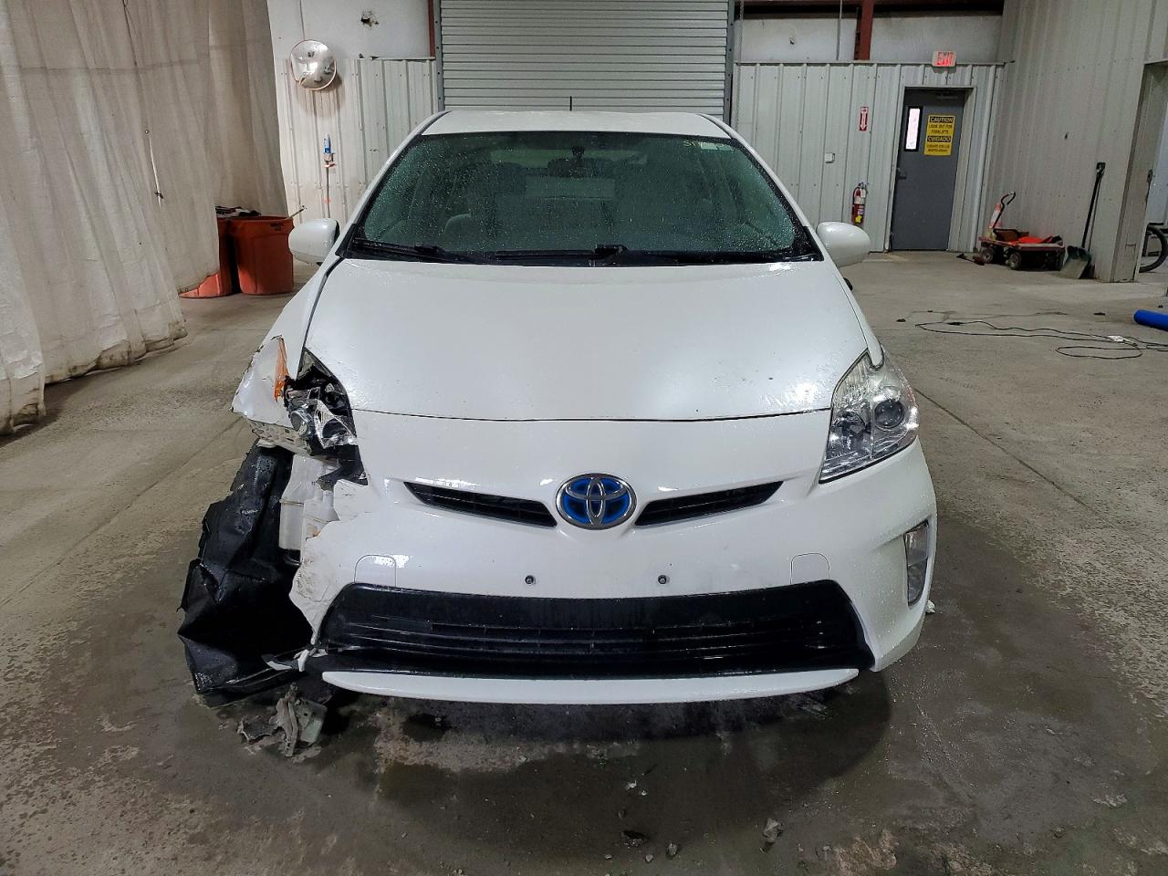 2015 TOYOTA PRIUS TWO photo 5