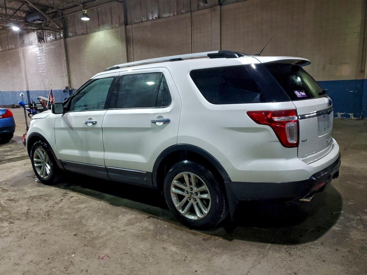 2011 FORD EXPLORER XLT photo 4