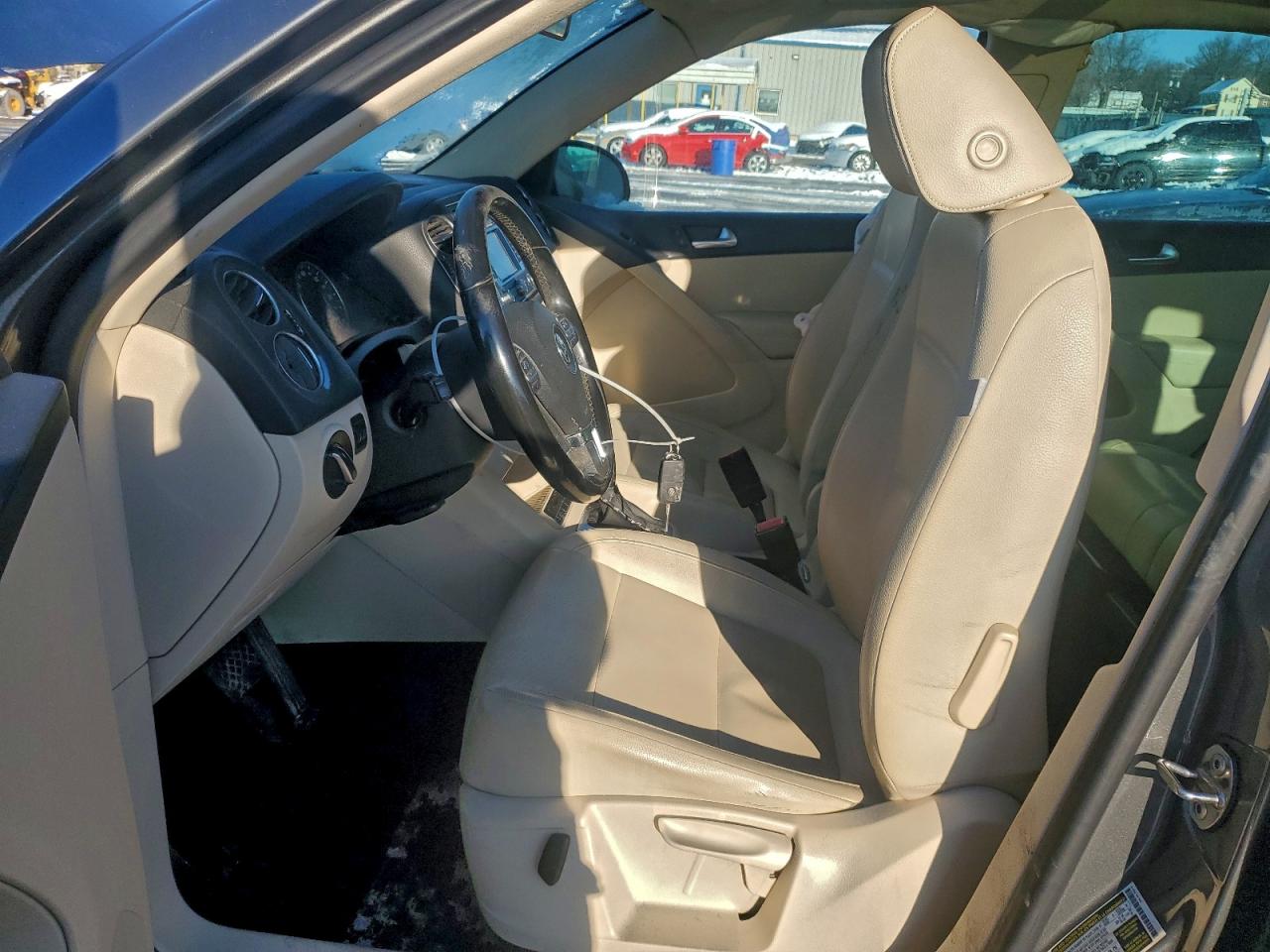 2012 VOLKSWAGEN TIGUAN S photo 13