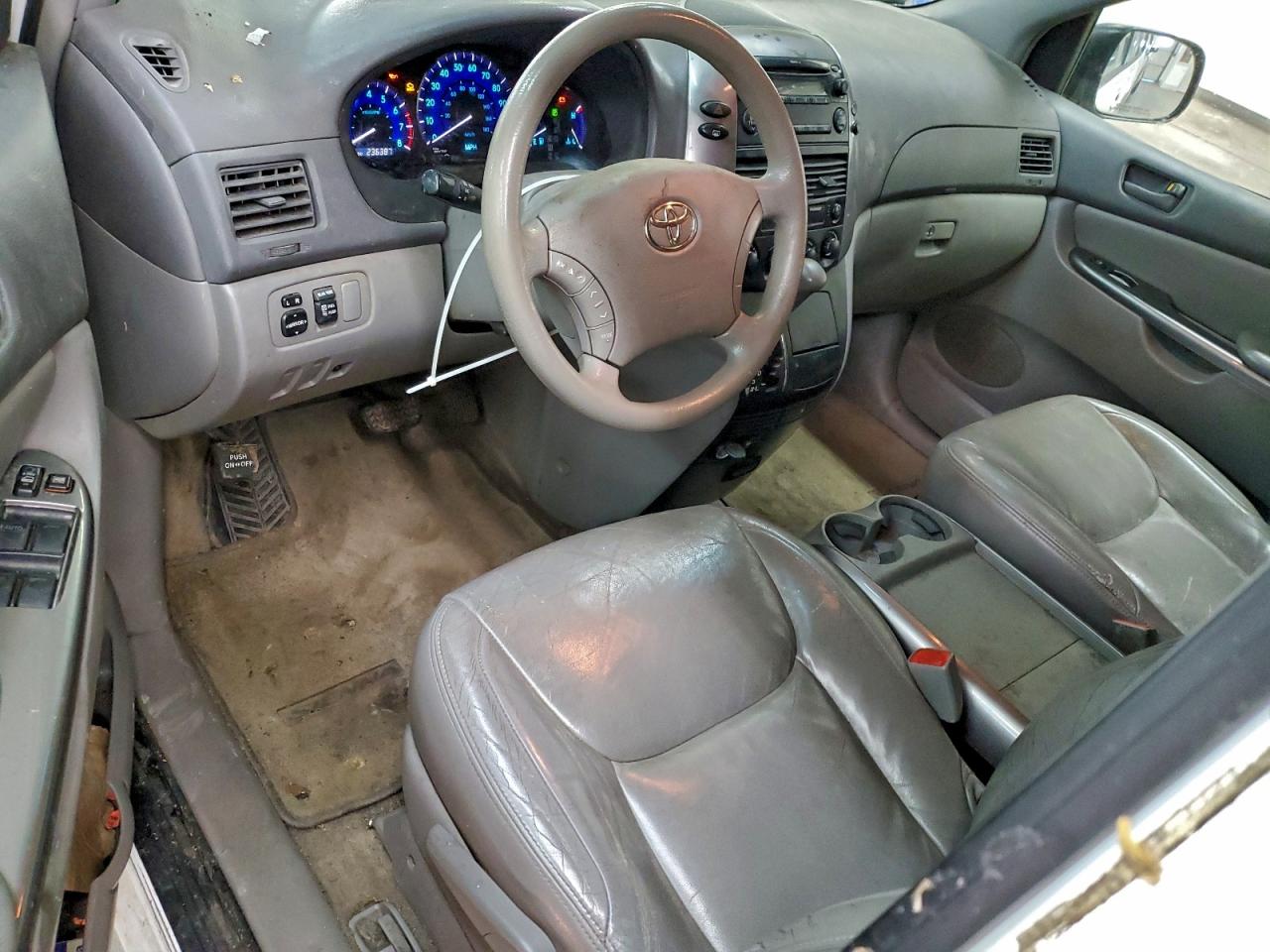 2009 TOYOTA SIENNA CE photo 15