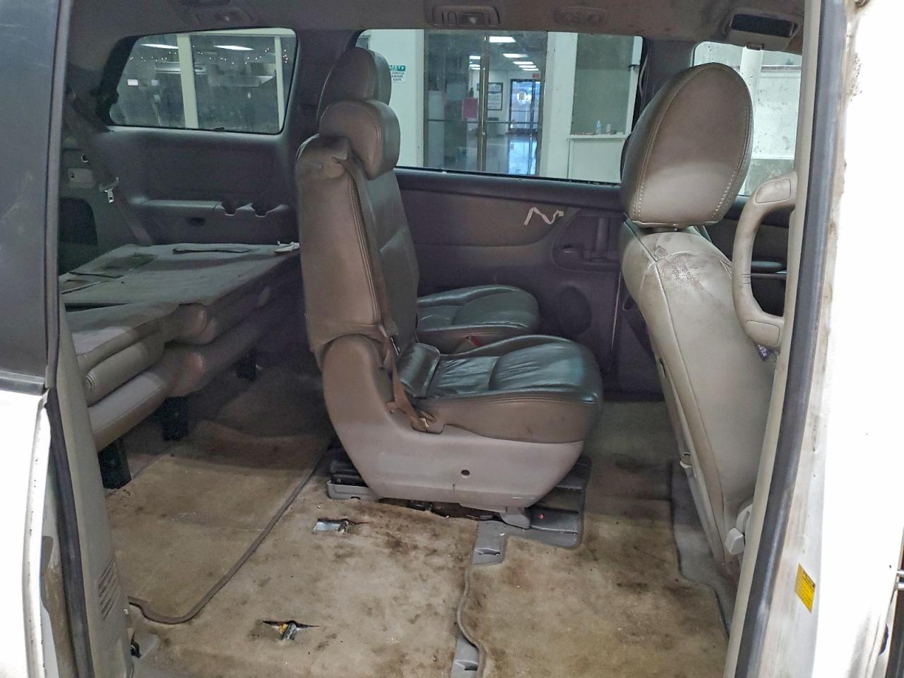 2009 TOYOTA SIENNA CE photo 21