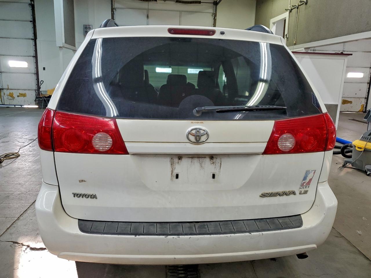 2009 TOYOTA SIENNA CE photo 11